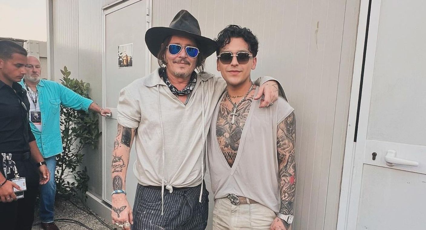 Comparten foto juntos Christian Nodal y Johnny Depp en teatro del Silenzio en Italia
