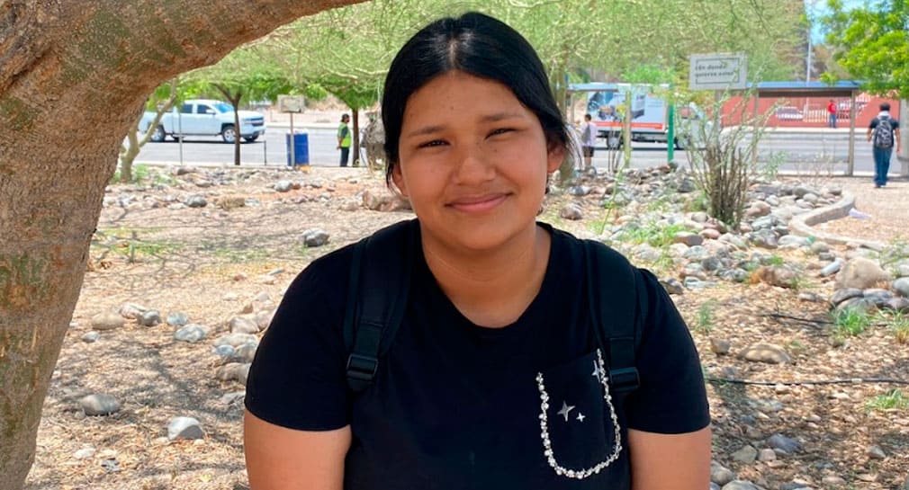 Melina, de 19 años, canta en camiones de Hermosillo para mantener a su hijo, busca un empleo fijo