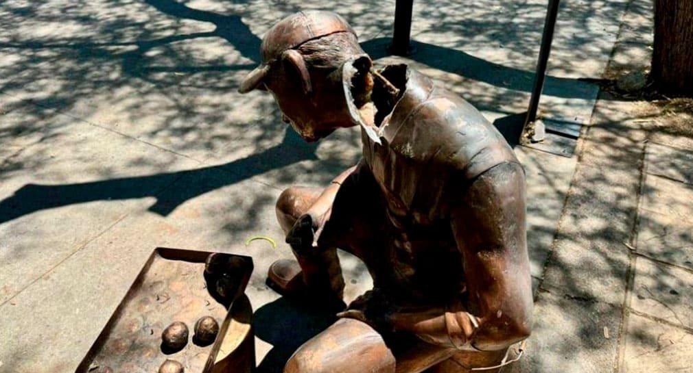 Avanza escultor Darío Sotelo con reparación del ‘Vendedor de Pitayas’ en el centro de Hermosillo