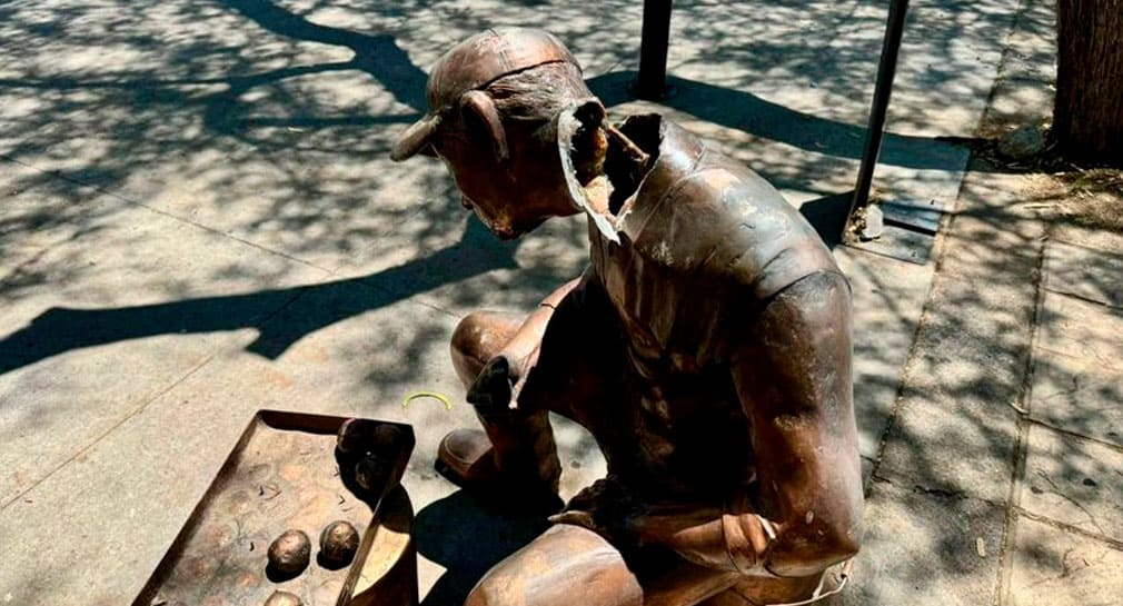 Escultura del vendedor de Pitayas es la que más daños ha sufrido en corredor turístico de Hermosillo desde 2021; artista inicia restauración: IMCA