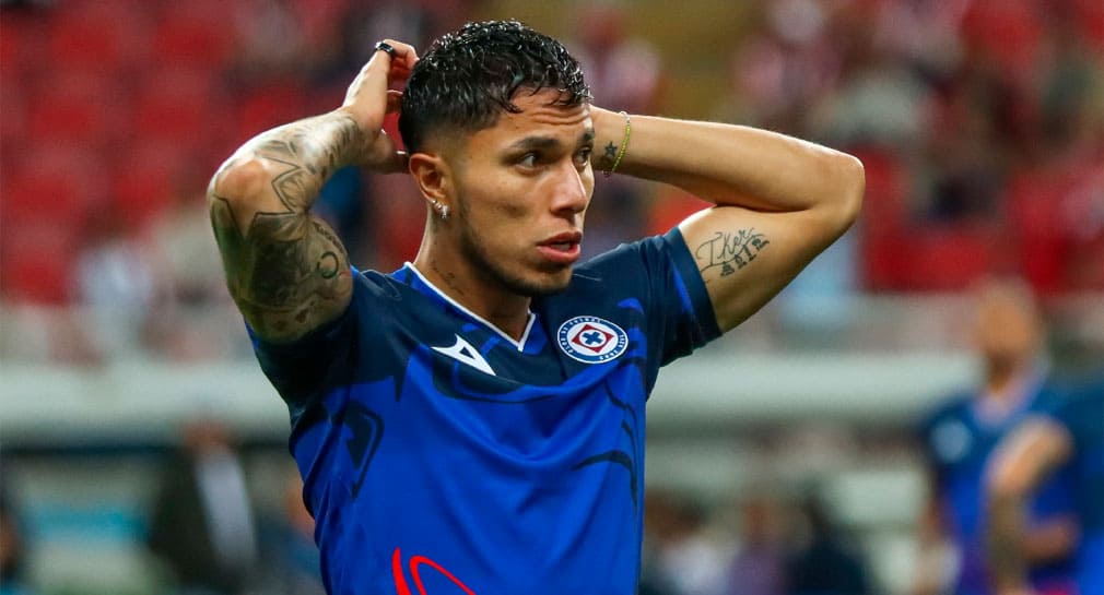 Citan autoridades al futbolista Carlos Salcedo a declarar en investigación por feminicidio de su hermana