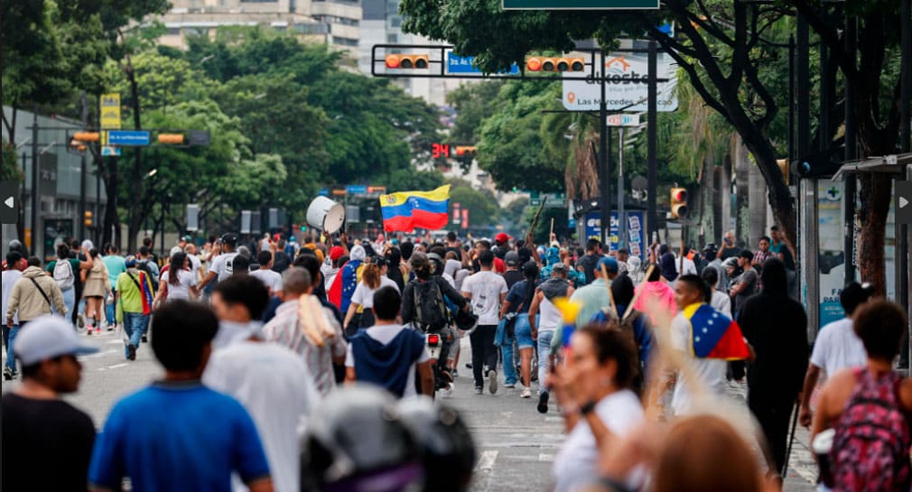 Protestan venezolanos por triunfo de Nicolás Maduro en elecciones