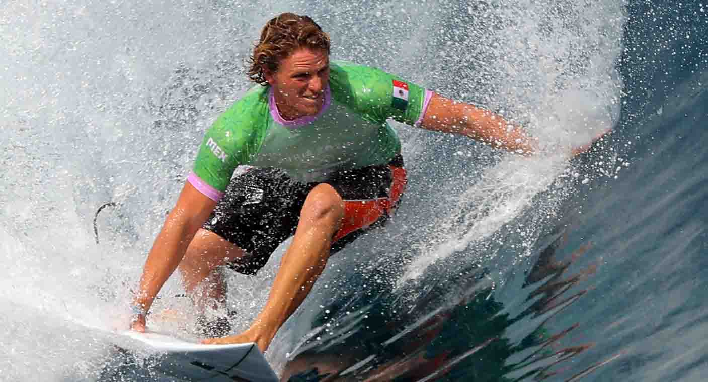 Mexicano Alan Cleland avanza a octavos de final en surf en Juegos Olímpicos de París 2024