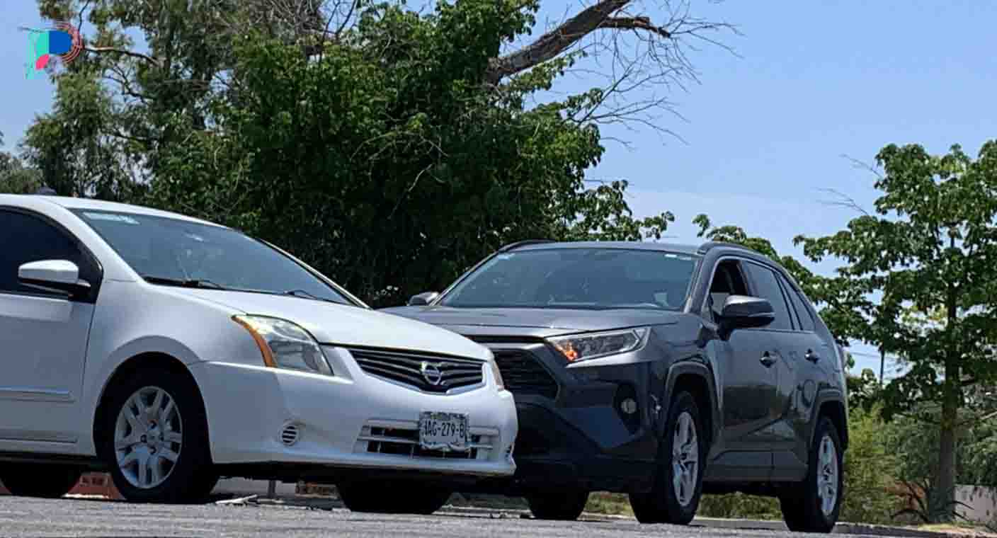 Choque entre dos vehículos obstruye el tráfico en Centro de Hermosillo; no se registraron heridos