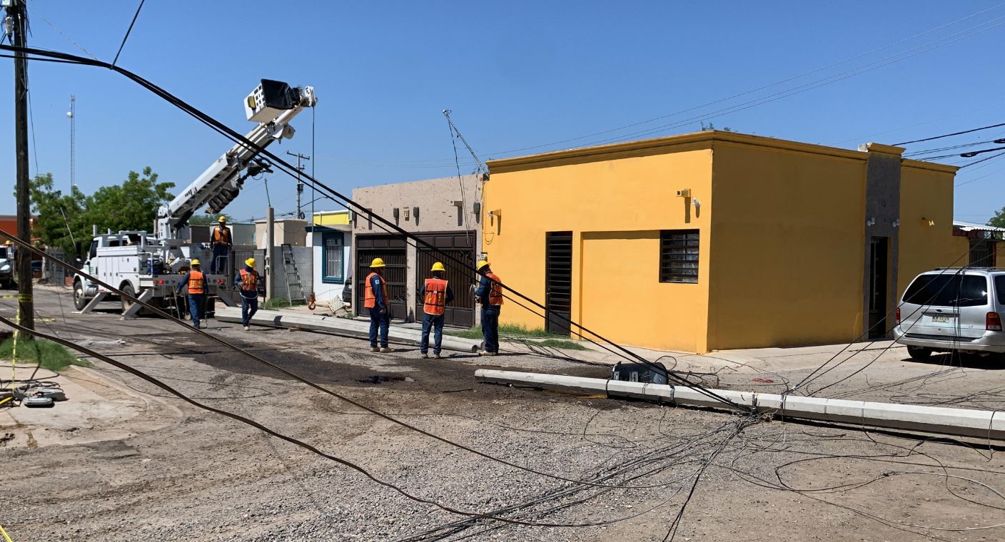 Tormenta en Hermosillo derriba postes de luz y causa daños en colonia Pueblo Escondido