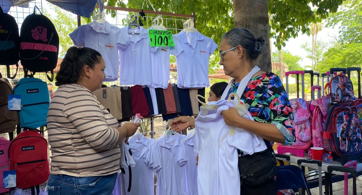 Padres de familia aprovechan ofertas de útiles escolares en ‘Feria del Regreso a Clases’ de Jardín Juárez en Hermosillo