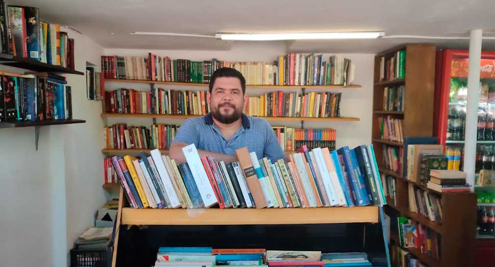 Enrique Soto ha dado un espacio para leer y tomar café en Estación Hidalgo en el centro de Hermosillo, con mil 500 libros en exhibición