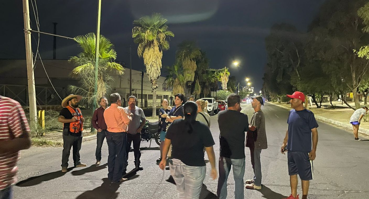 Tras cuatro días sin agua, se manifiestan en bulevar Luis Encinas vecinos de colonia Mariachi en Hermosillo