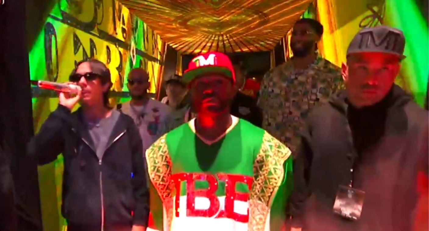 Natanael Cano: Así acompañó a Mayweather hacia el ring al ritmo de ‘Pacas de Billetes’ en Arena CDMX (VIDEO)