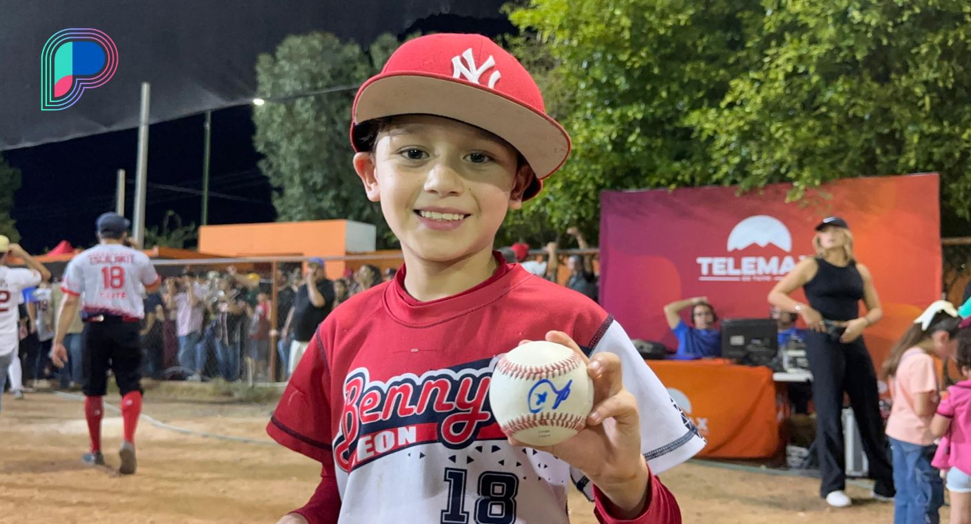 Carín León firma pelota a Óscar, niño de 8 años apasionado del béisbol en inauguración de Liga del Sol en Hermosillo