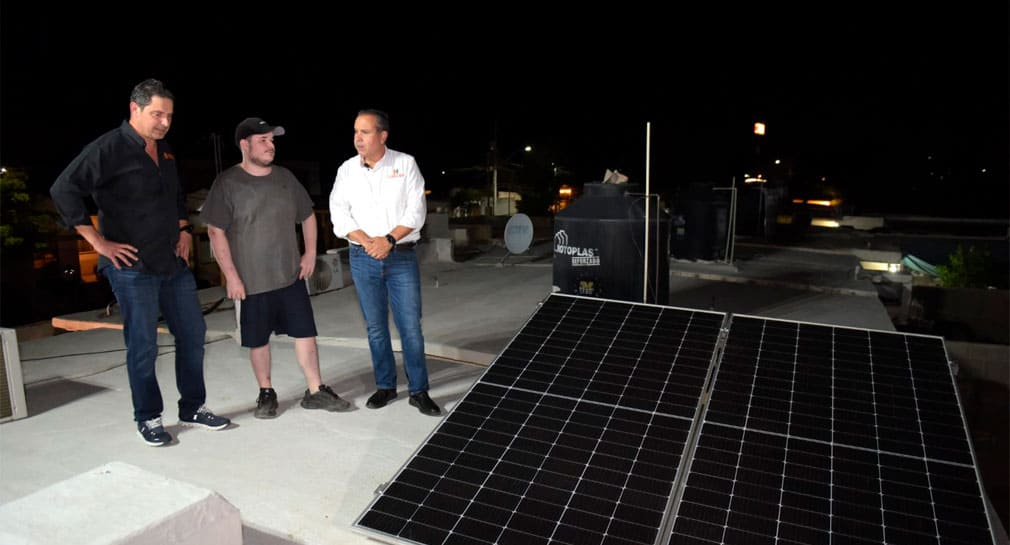 Laura Islas y su familia reciben llaves de su nueva casa con paneles solares en programa ‘Aliados por la Vivienda’ en Hermosillo