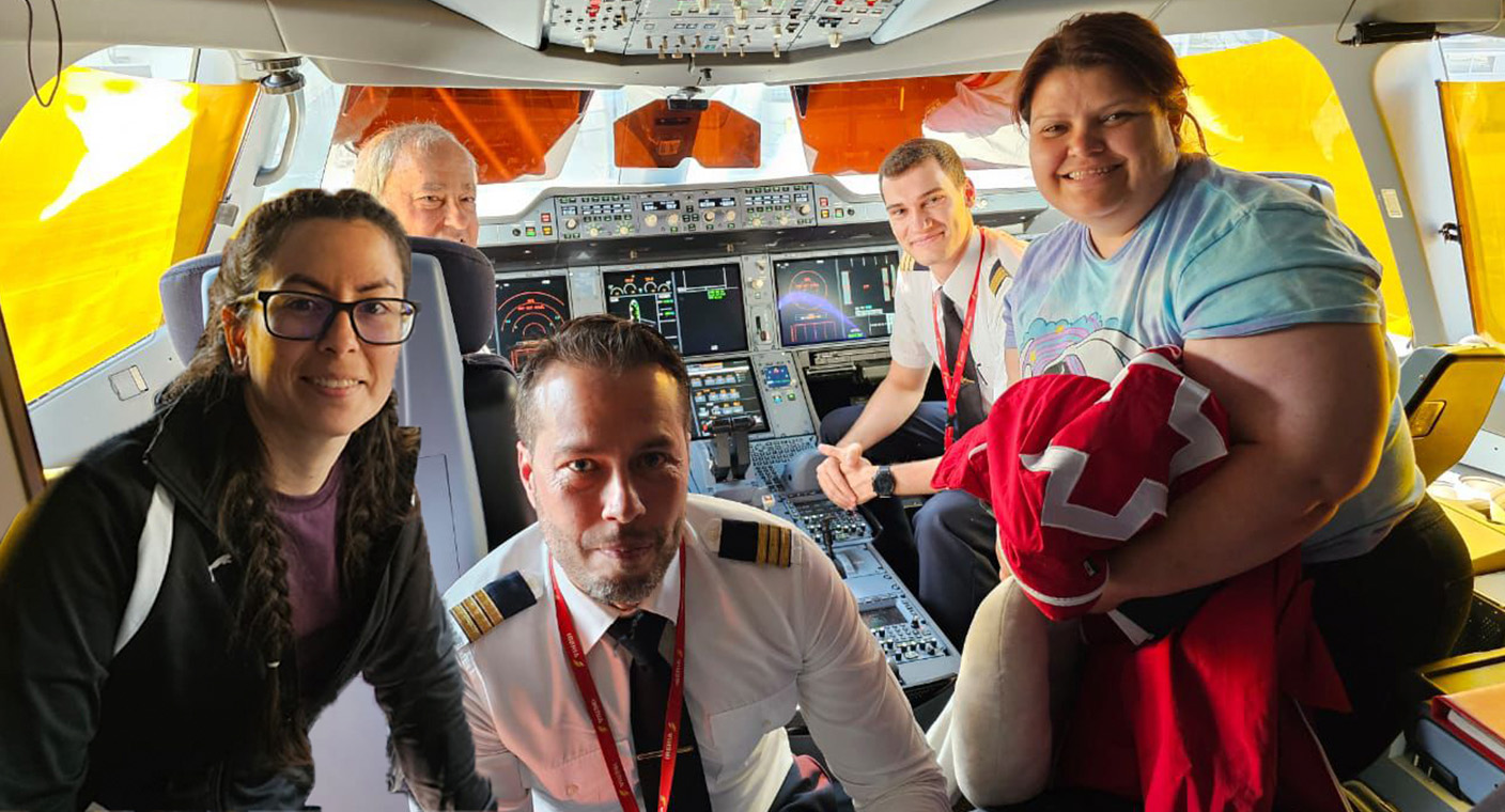 Paramédicas de la Cruz Roja Sonora salvaron la vida de un hombre en vuelo a España