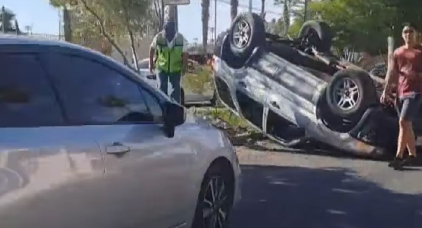 Se vuelca vehículo tras choque frente a Unison en Hermosillo; no se registran lesionados