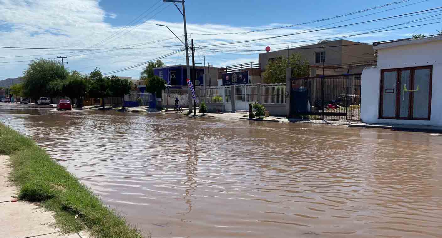 Mega fuga de agua afecta a colonias al surponiente de Hermosillo; organismo trabaja en reparación