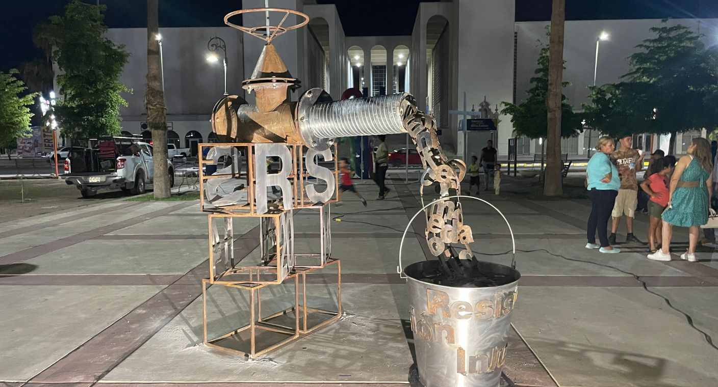 A 10 años del derrame tóxico en Río Sonora, instalan antimonumento y protestan para exigir justicia en Plaza Emiliana de Zubeldía en Hermosillo