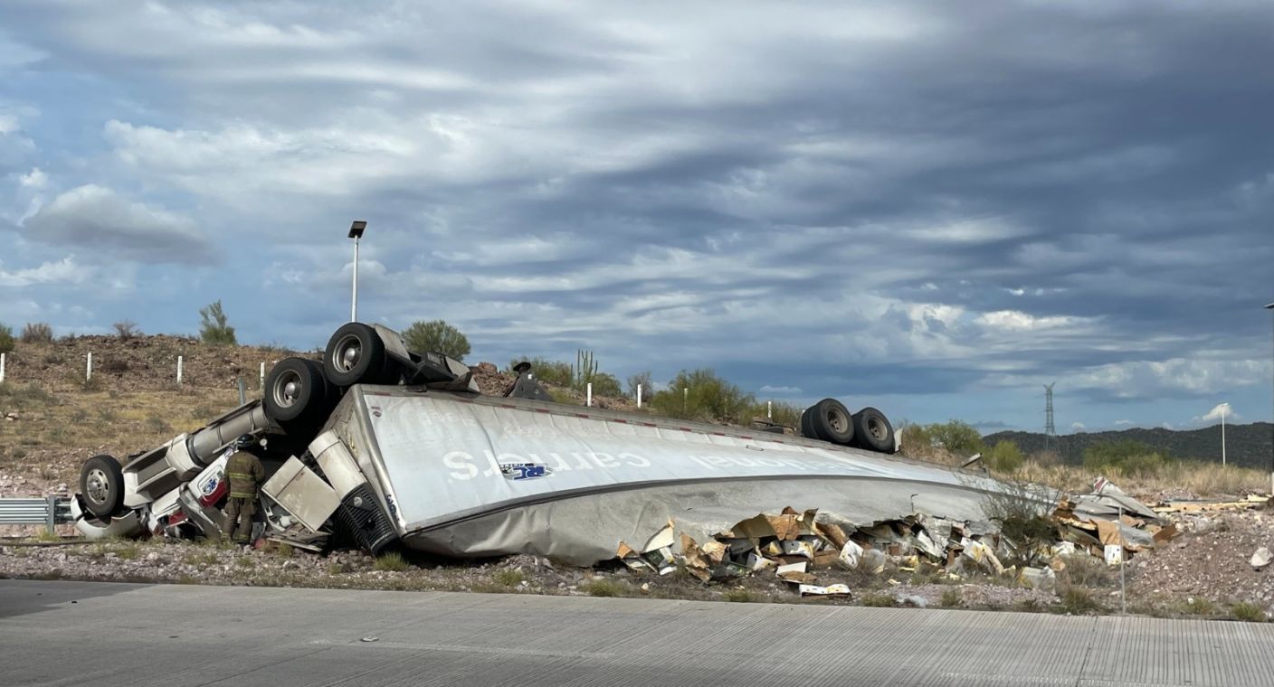 Muere conductor de tráiler tras volcarse sobre carretera Hermosillo-Guaymas en Sonora