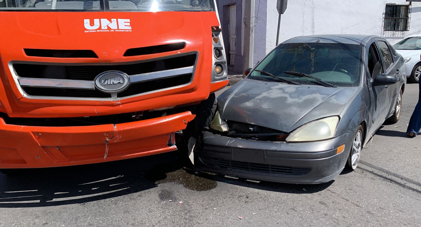 Choque entre un camión y un vehículo provoca congestionamiento en el centro de Hermosillo