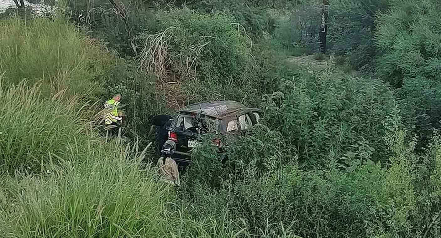 Volcadura de automóvil deja dos lesionados en carretera San Pedro-Ures en Sonora