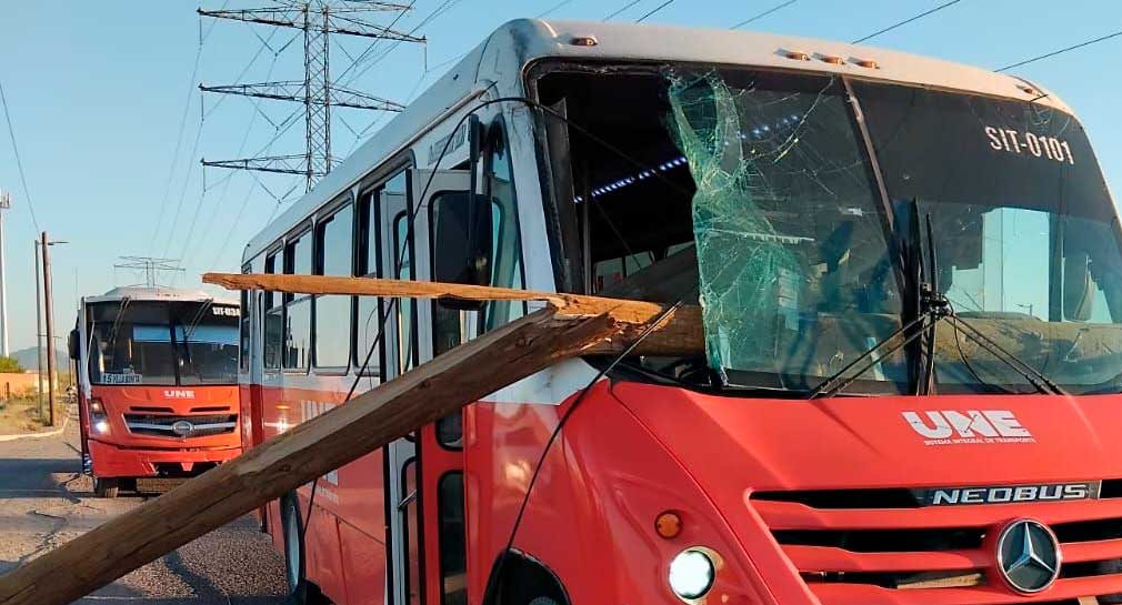Choca camión del transporte urbano con poste al poniente de Hermosillo