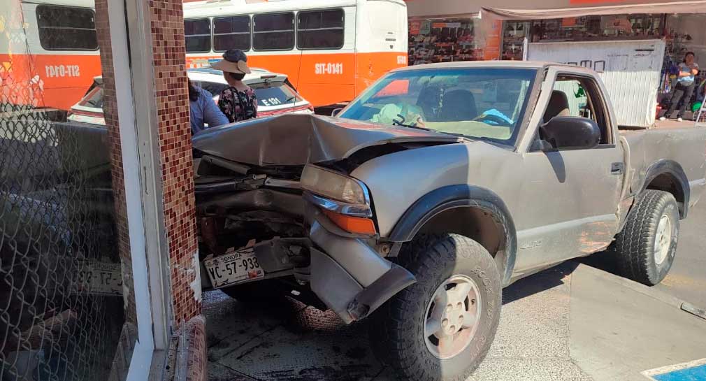 Chocan camión del transporte urbano y auto en el centro de Hermosillo
