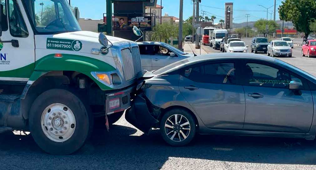 Choque entre auto y vehículo de carga deja un lesionado al norte de Hermosillo
