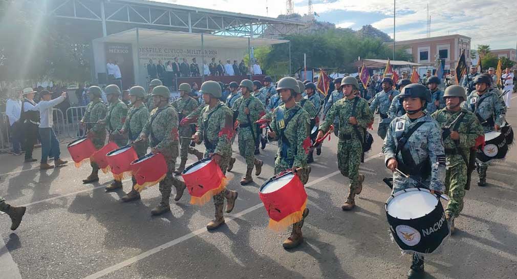 Marchan más de mil personas en desfile cívico-militar en Hermosillo por aniversario de Independencia de México