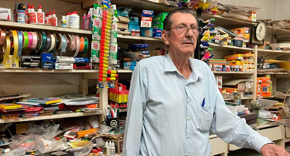 A sus 72 años, Don Fito ha atendido en su papelería ‘Centro Escolar’ a generaciones por más de cuatro décadas en Ciudad Obregón
