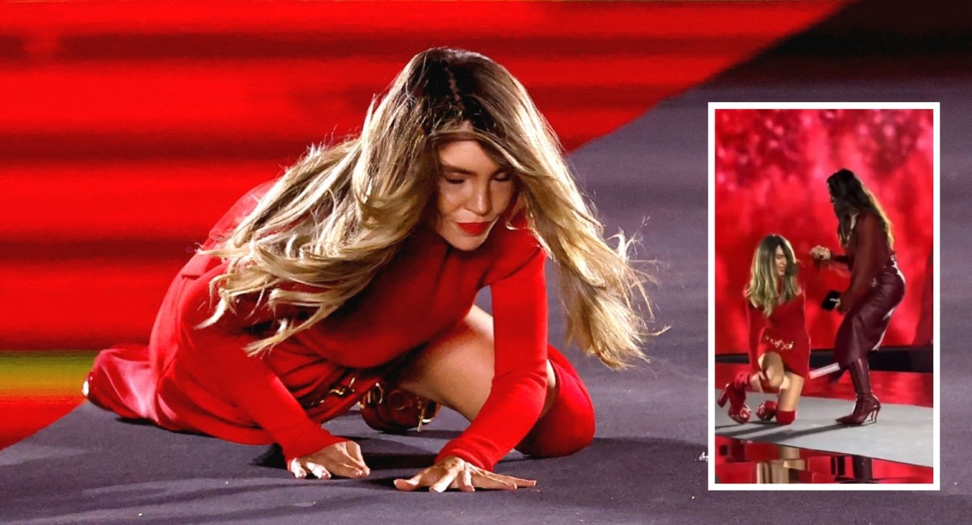 Belinda se cae en plena pasarela de ‘Fashion Week’ en París y es auxiliada por Anitta (VIDEO)