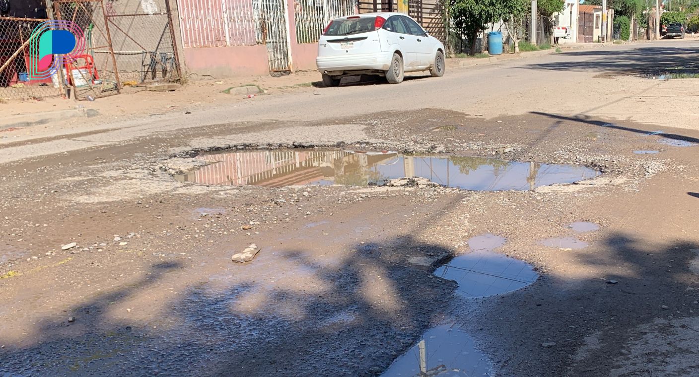 Denuncian vecinos fugas de agua en baches en colonia Norberto Ortega en Hermosillo; ‘recarpeteo se echa a perder’