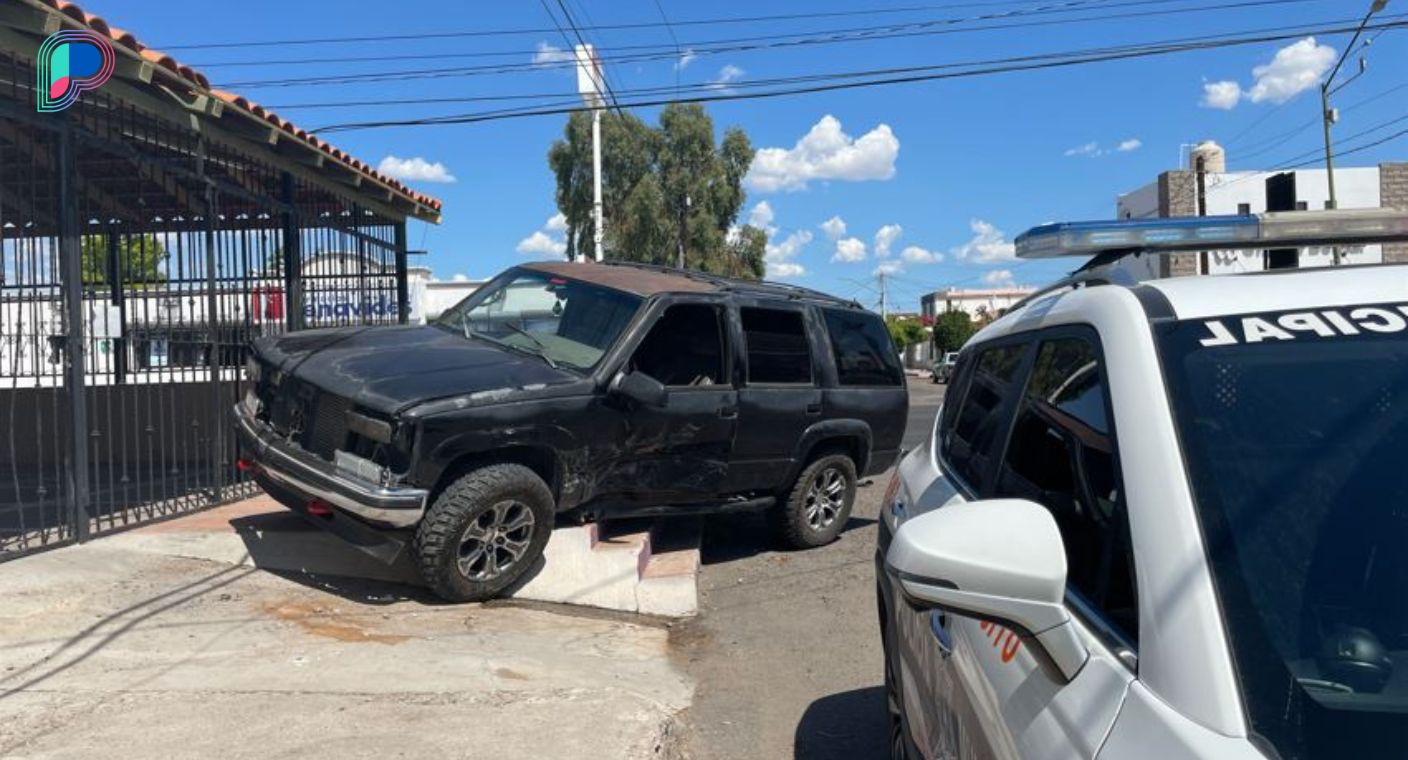 Se registra choque entre dos vehículos por conductor que se pasó el alto en centro de Hermosillo; no hubo lesionados