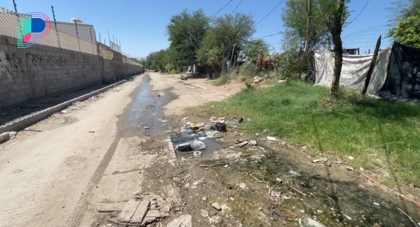Denuncian vecinos fuga de agua al norte de Hermosillo; causa problemas desde hace un mes