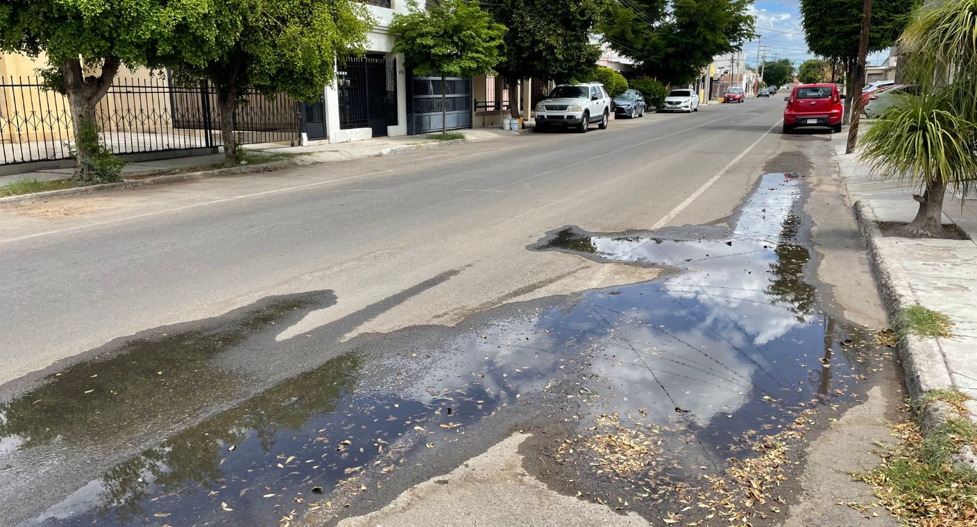 Vecinos denuncian fuga de aguas negras de más de 20 días en colonia Los Arcos en Hermosillo