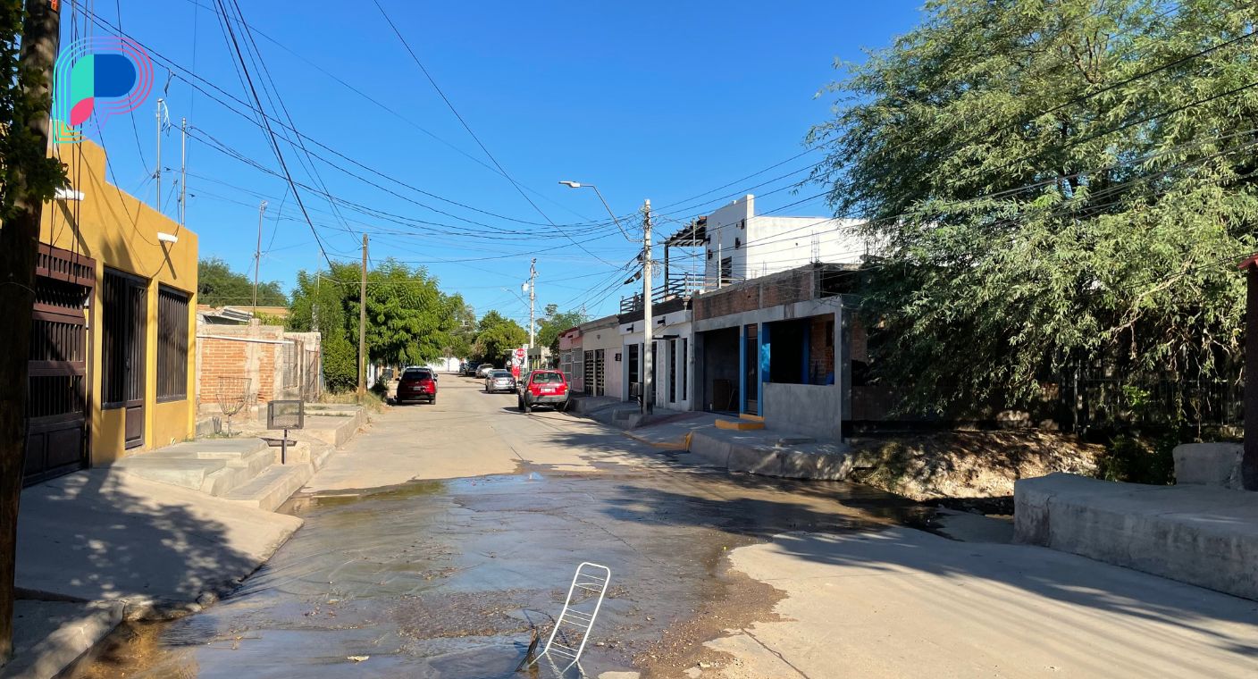 Reportan fuga de agua al poniente de Hermosillo; tres calles han sido afectadas