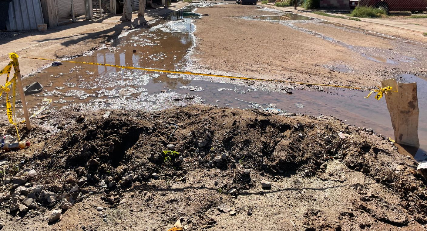 Vecinos denuncian fugas de agua de más de 4 meses en la colonia Los Arroyos de Hermosillo