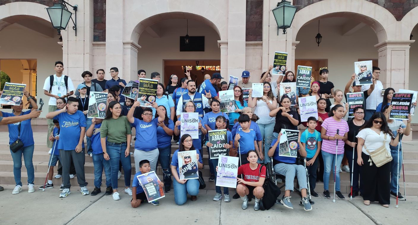 Se manifiestan estudiantes con discapacidad y activistas en Unison Hermosillo por falta de atención de autoridades universitarias; rectora no los atendió