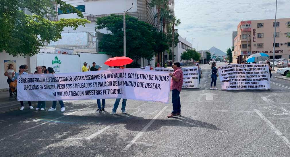 Exigen viudas y familiares de policías fallecidos pago de apoyos con manifestación en Hermosillo