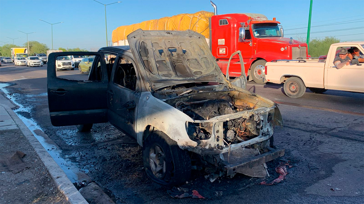 Vehículo se incendia sobre bulevar al oriente de Hermosillo (FOTOS)