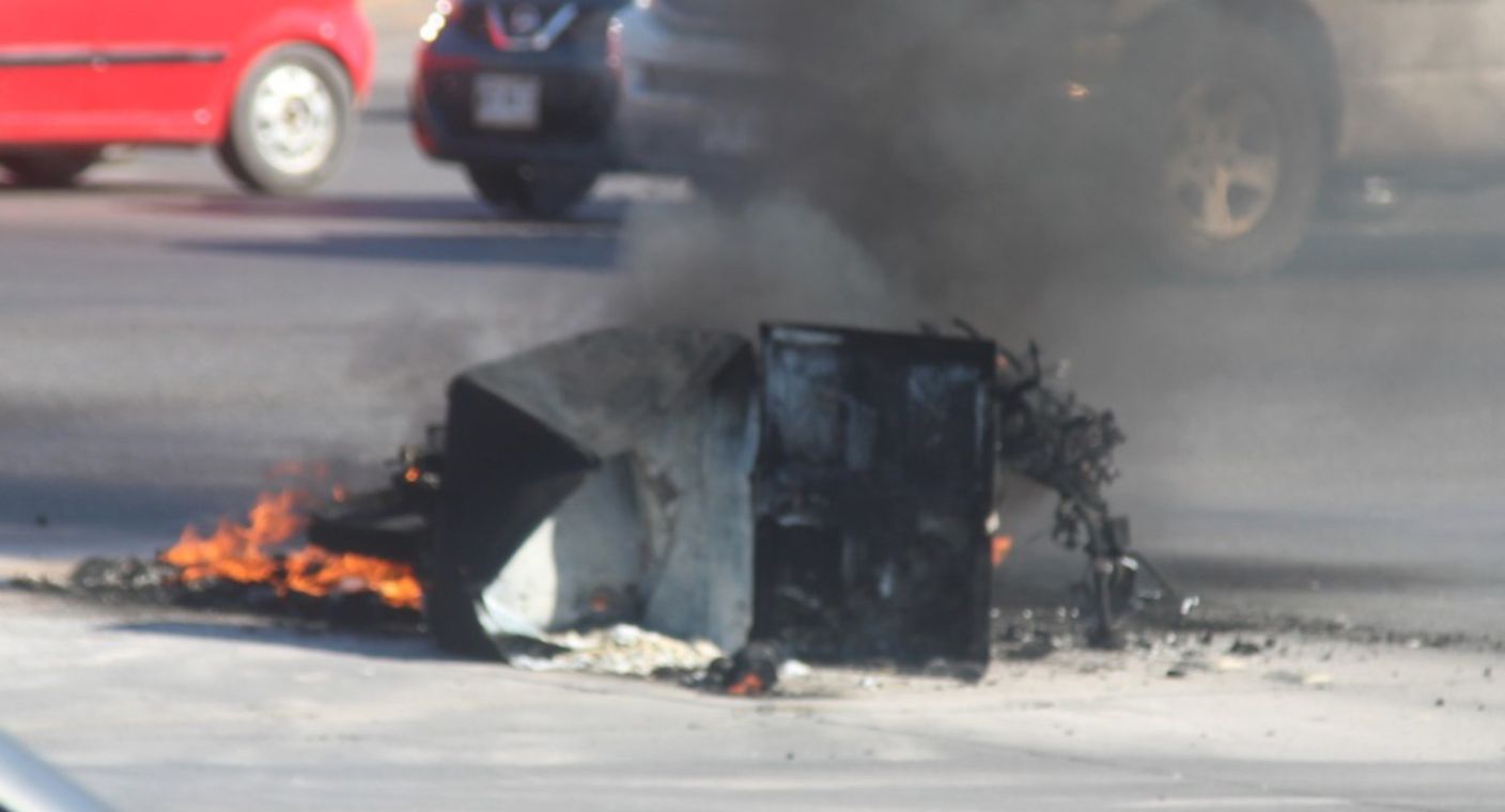 Moto se incendia mientras conductor iba al Norte de Hermosillo