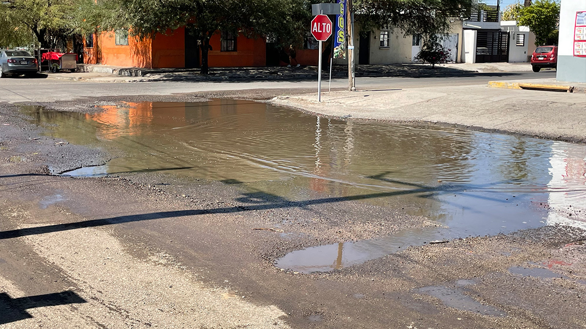Reportan vecinos fuga de agua de más de 2 meses en colonia Olivares en Hermosillo