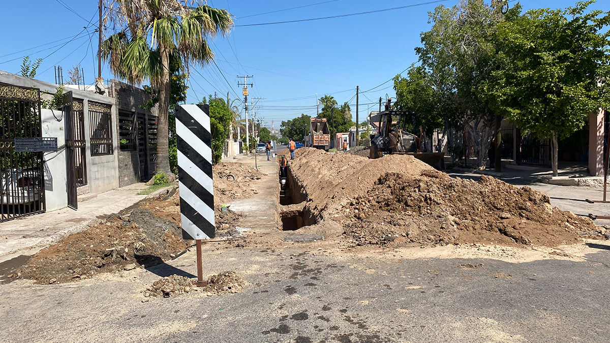 Cierran circulación en calle al sur de Hermosillo por reparación de tubería