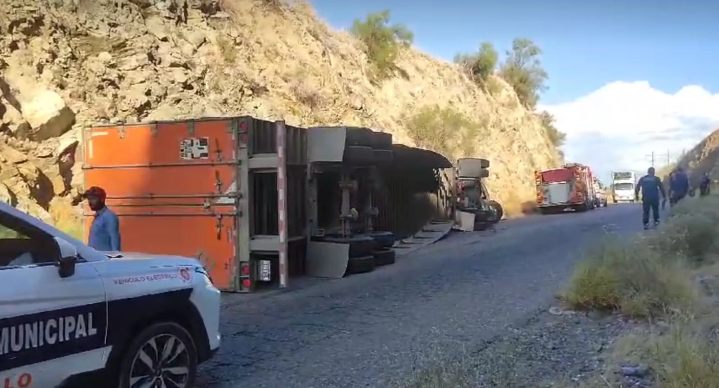 Choque termina en volcadura de tractocamión hacia mina Nyco al norte de Hermosillo