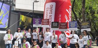 Organizaciones se manifiestan a favor de impuestos a refrescos e edulcorantes frente a Senado en CDMX