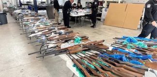 Embajador de EEUU, Ronald Johnson anuncia decomiso de 400 armas rumbo a México