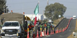 Productores de 17 estados bloquean carreteras para exigir precio justo del maíz