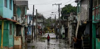 Inundaciones por ‘Melissa’ aíslan a más de 120 personas; rescatan a 29 en Cuba