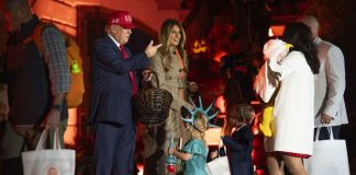 Casa Blanca recibe a niños disfrazados; Trump y Melania entregan dulces