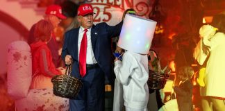 Casa Blanca recibe a niños disfrazados; Trump y Melania entregan dulces