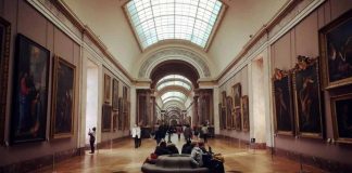 Caen 5 nuevos sospechosos por roba de joyas en Museo del Louvre en París, Francia