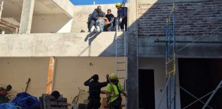 Rescatan Policía Municipal y Estatal a hombre que intentó arrojarse desde el techo de un comercio en Cajeme