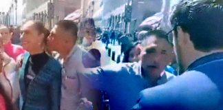 Hombre acosa a la presidenta Claudia Sheinbaum mientras caminaba por fuera de Palacio Nacional